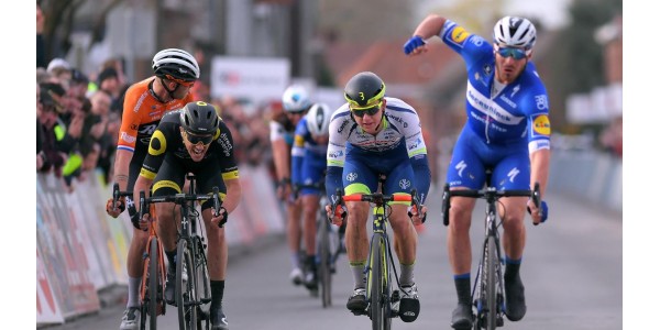 Florian Sénéchal onrecht bespoten met urine op Parijs-Roubaix