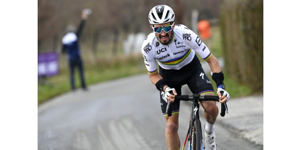 Alaphilippe stopt met race, Jakobsen neemt het over