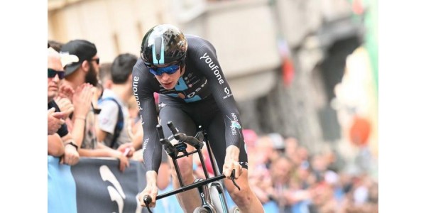 Thymen Arensman dient Team INEOS voor de komende twee jaar
