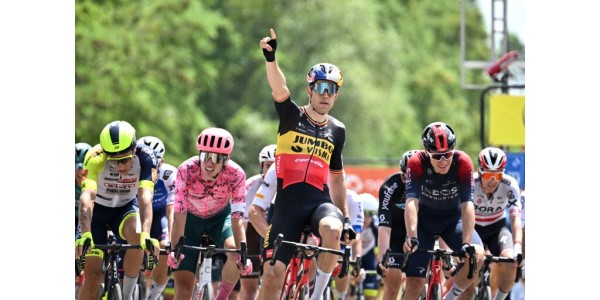 Wout van Aert wint groepssprint maar baalt door niet eerste te zijn Wout van Aert wint groepssprint maar baalt door niet eerste te zijn