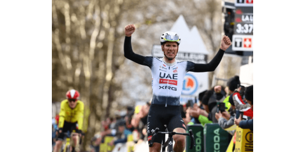 Almeida wint de vierde etappe van de wielerwedstrijd Parijs-Nice 2025 bij slecht weer Almeida wint de vierde etappe van de wielerwedstrijd Parijs-Nice 2025 bij slecht weer