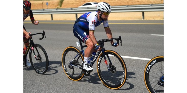 Mark Cavendish hervat race na aanrijding Mark Cavendish hervat race na aanrijding