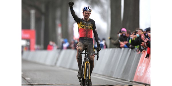 Van Aert bereikte alleen de finish met overwinning