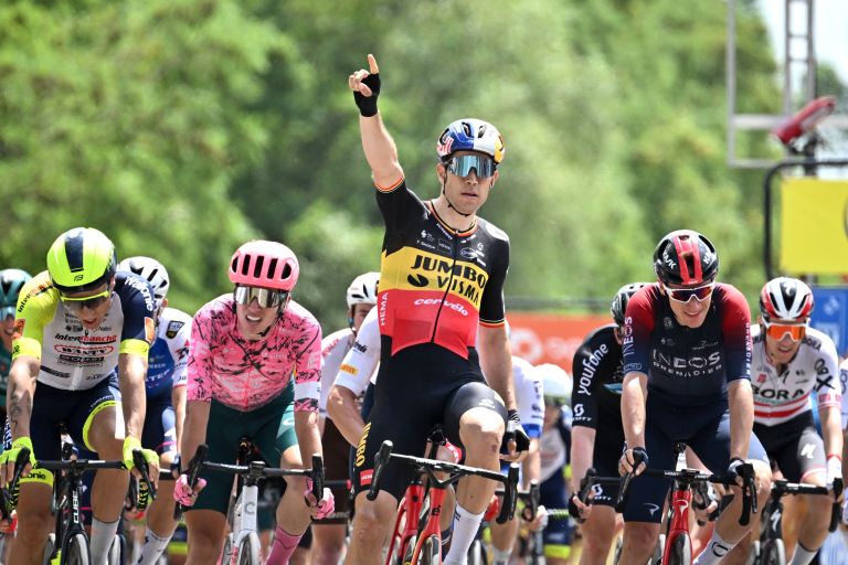 Wout van Aert wint groepssprint maar baalt door niet eerste te zijn