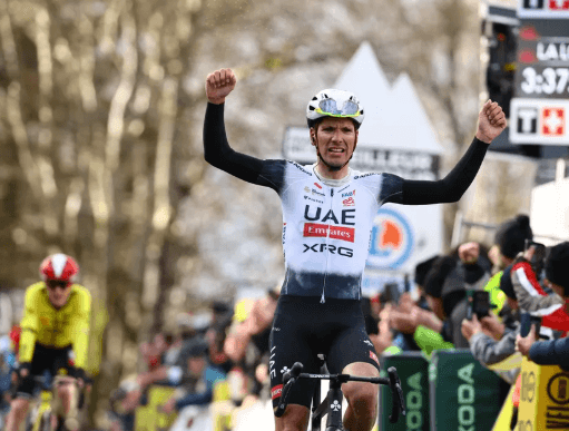 Almeida wint de vierde etappe van de wielerwedstrijd Parijs-Nice 2025 bij slecht weer