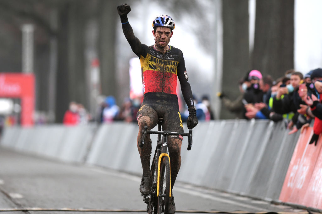 Van Aert bereikte alleen de finish met overwinning